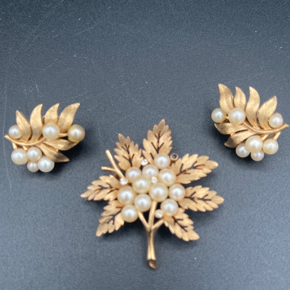 Vtg Crown Trifari‎ Gold Tone Leaves Branch Faux Pearl Rhinestones Brooch set 60s